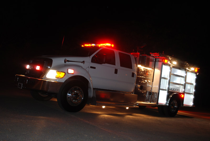 El CamiÃ³n Motobomba en operaciones nocturnas